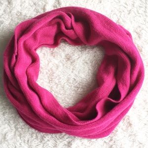 6/$20 Dark pink infinity scarf in new condition